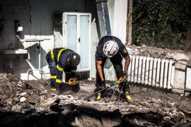 Kharkiv, Ukrayna, 25 Temmuz 2025. İtfaiyeciler, KAB hava bombasıyla vurulan Harkiv 'in hastanelerinden birine yapılan saldırıya yanıt verdiler. Hastane tamamen harap olmuştu. Hasar çok büyüktü..