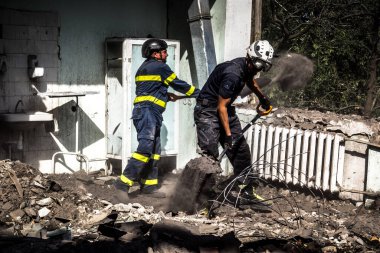 Kharkiv, Ukrayna, 25 Temmuz 2025. İtfaiyeciler, KAB hava bombasıyla vurulan Harkiv 'in hastanelerinden birine yapılan saldırıya yanıt verdiler. Hastane tamamen harap olmuştu. Hasar çok büyüktü..