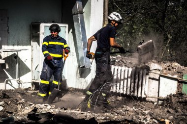 Kharkiv, Ukrayna, 25 Temmuz 2025. İtfaiyeciler, KAB hava bombasıyla vurulan Harkiv 'in hastanelerinden birine yapılan saldırıya yanıt verdiler. Hastane tamamen harap olmuştu. Hasar çok büyüktü..