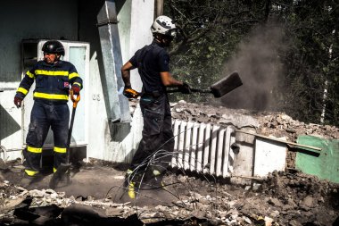 Kharkiv, Ukrayna, 25 Temmuz 2025. İtfaiyeciler, KAB hava bombasıyla vurulan Harkiv 'in hastanelerinden birine yapılan saldırıya yanıt verdiler. Hastane tamamen harap olmuştu. Hasar çok büyüktü..