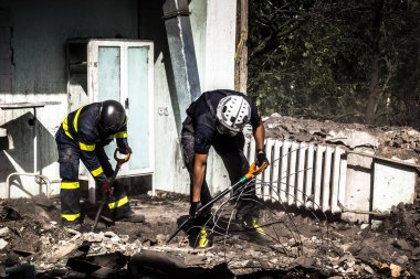 Kharkiv, Ukrayna, 25 Temmuz 2025. İtfaiyeciler, KAB hava bombasıyla vurulan Harkiv 'in hastanelerinden birine yapılan saldırıya yanıt verdiler. Hastane tamamen harap olmuştu. Hasar çok büyüktü..