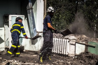 Kharkiv, Ukrayna, 25 Temmuz 2025. İtfaiyeciler, KAB hava bombasıyla vurulan Harkiv 'in hastanelerinden birine yapılan saldırıya yanıt verdiler. Hastane tamamen harap olmuştu. Hasar çok büyüktü..