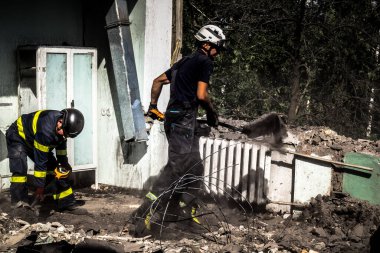 Kharkiv, Ukrayna, 25 Temmuz 2025. İtfaiyeciler, KAB hava bombasıyla vurulan Harkiv 'in hastanelerinden birine yapılan saldırıya yanıt verdiler. Hastane tamamen harap olmuştu. Hasar çok büyüktü..