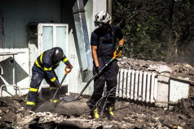 Kharkiv, Ukrayna, 25 Temmuz 2025. İtfaiyeciler, KAB hava bombasıyla vurulan Harkiv 'in hastanelerinden birine yapılan saldırıya yanıt verdiler. Hastane tamamen harap olmuştu. Hasar çok büyüktü..