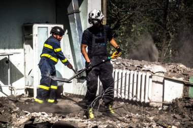 Kharkiv, Ukrayna, 25 Temmuz 2025. İtfaiyeciler, KAB hava bombasıyla vurulan Harkiv 'in hastanelerinden birine yapılan saldırıya yanıt verdiler. Hastane tamamen harap olmuştu. Hasar çok büyüktü..