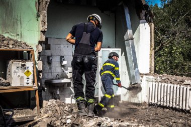 Kharkiv, Ukrayna, 25 Temmuz 2025. İtfaiyeciler, KAB hava bombasıyla vurulan Harkiv 'in hastanelerinden birine yapılan saldırıya yanıt verdiler. Hastane tamamen harap olmuştu. Hasar çok büyüktü..