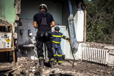 Kharkiv, Ukrayna, 25 Temmuz 2025. İtfaiyeciler, KAB hava bombasıyla vurulan Harkiv 'in hastanelerinden birine yapılan saldırıya yanıt verdiler. Hastane tamamen harap olmuştu. Hasar çok büyüktü..