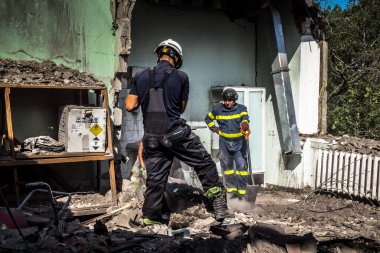 Kharkiv, Ukrayna, 25 Temmuz 2025. İtfaiyeciler, KAB hava bombasıyla vurulan Harkiv 'in hastanelerinden birine yapılan saldırıya yanıt verdiler. Hastane tamamen harap olmuştu. Hasar çok büyüktü..