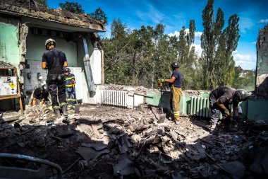 Kharkiv, Ukrayna, 25 Temmuz 2025. İtfaiyeciler, KAB hava bombasıyla vurulan Harkiv 'in hastanelerinden birine yapılan saldırıya yanıt verdiler. Hastane tamamen harap olmuştu. Hasar çok büyüktü..