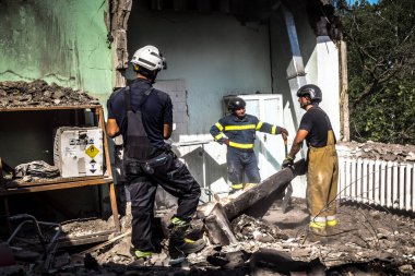 Kharkiv, Ukrayna, 25 Temmuz 2025. İtfaiyeciler, KAB hava bombasıyla vurulan Harkiv 'in hastanelerinden birine yapılan saldırıya yanıt verdiler. Hastane tamamen harap olmuştu. Hasar çok büyüktü..