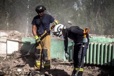 Kharkiv, Ukrayna, 25 Temmuz 2025. İtfaiyeciler, KAB hava bombasıyla vurulan Harkiv 'in hastanelerinden birine yapılan saldırıya yanıt verdiler. Hastane tamamen harap olmuştu. Hasar çok büyüktü..