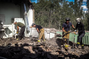 Kharkiv, Ukrayna, 25 Temmuz 2025. İtfaiyeciler, KAB hava bombasıyla vurulan Harkiv 'in hastanelerinden birine yapılan saldırıya yanıt verdiler. Hastane tamamen harap olmuştu. Hasar çok büyüktü..