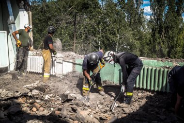 Kharkiv, Ukrayna, 25 Temmuz 2025. İtfaiyeciler, KAB hava bombasıyla vurulan Harkiv 'in hastanelerinden birine yapılan saldırıya yanıt verdiler. Hastane tamamen harap olmuştu. Hasar çok büyüktü..