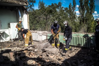 Kharkiv, Ukrayna, 25 Temmuz 2025. İtfaiyeciler, KAB hava bombasıyla vurulan Harkiv 'in hastanelerinden birine yapılan saldırıya yanıt verdiler. Hastane tamamen harap olmuştu. Hasar çok büyüktü..