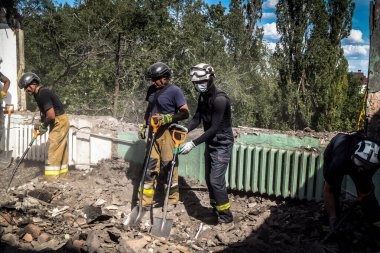 Kharkiv, Ukrayna, 25 Temmuz 2025. İtfaiyeciler, KAB hava bombasıyla vurulan Harkiv 'in hastanelerinden birine yapılan saldırıya yanıt verdiler. Hastane tamamen harap olmuştu. Hasar çok büyüktü..