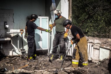 Kharkiv, Ukrayna, 25 Temmuz 2025. İtfaiyeciler, KAB hava bombasıyla vurulan Harkiv 'in hastanelerinden birine yapılan saldırıya yanıt verdiler. Hastane tamamen harap olmuştu. Hasar çok büyüktü..