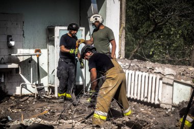 Kharkiv, Ukrayna, 25 Temmuz 2025. İtfaiyeciler, KAB hava bombasıyla vurulan Harkiv 'in hastanelerinden birine yapılan saldırıya yanıt verdiler. Hastane tamamen harap olmuştu. Hasar çok büyüktü..