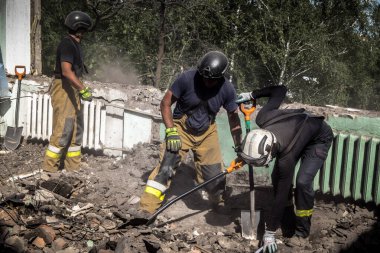 Kharkiv, Ukrayna, 25 Temmuz 2025. İtfaiyeciler, KAB hava bombasıyla vurulan Harkiv 'in hastanelerinden birine yapılan saldırıya yanıt verdiler. Hastane tamamen harap olmuştu. Hasar çok büyüktü..