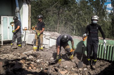 Kharkiv, Ukrayna, 25 Temmuz 2025. İtfaiyeciler, KAB hava bombasıyla vurulan Harkiv 'in hastanelerinden birine yapılan saldırıya yanıt verdiler. Hastane tamamen harap olmuştu. Hasar çok büyüktü..