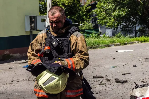 24 Temmuz 2025 'te Kharkiv, Ukrayna' da iki Rus KABS 'nin saldırısına uğrayan İtfaiyeciler karşılık verdi. Binalar ve arabalar yanıyor ve birçok pencere yıkıldı..