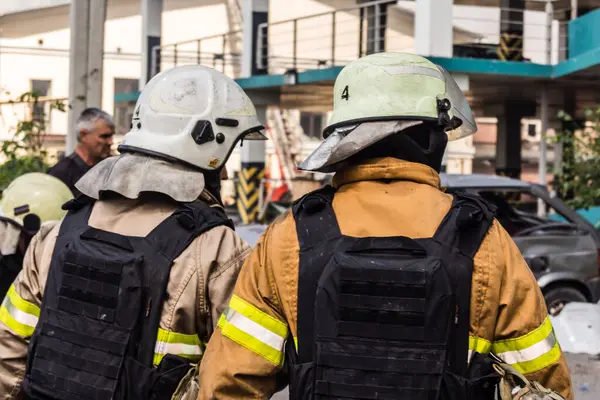 24 Temmuz 2025 'te Kharkiv, Ukrayna' da iki Rus KABS 'nin saldırısına uğrayan İtfaiyeciler karşılık verdi. Binalar ve arabalar yanıyor ve birçok pencere yıkıldı..