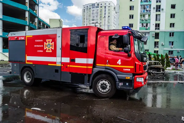 24 Temmuz 2025 'te Kharkiv, Ukrayna' da iki Rus KABS 'nin saldırısına uğrayan İtfaiyeciler karşılık verdi. Binalar ve arabalar yanıyor ve birçok pencere yıkıldı..