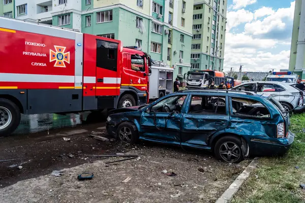 Kharkiv, Ukrayna, 24 Temmuz 2025 Kharkiv 'deki saldırı yerinde araçlar imha edildi. Binaya Rus KAB hava bombaları isabet etmiş. Hasar çok büyük. Sokak tamamen harap olmuştu..