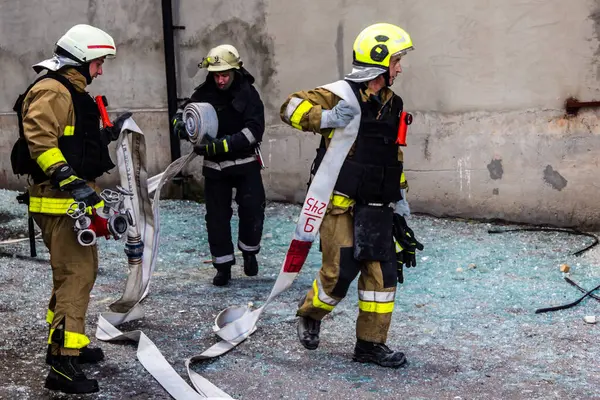 24 Temmuz 2025 'te Kharkiv, Ukrayna' da iki Rus KABS 'nin saldırısına uğrayan İtfaiyeciler karşılık verdi. Binalar ve arabalar yanıyor ve birçok pencere yıkıldı..