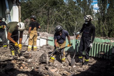 Kharkiv, Ukrayna, 25 Temmuz 2025. İtfaiyeciler, KAB hava bombasıyla vurulan Harkiv 'in hastanelerinden birine yapılan saldırıya yanıt verdiler. Hastane tamamen harap olmuştu. Hasar çok büyüktü..