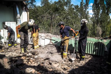 Kharkiv, Ukrayna, 25 Temmuz 2025. İtfaiyeciler, KAB hava bombasıyla vurulan Harkiv 'in hastanelerinden birine yapılan saldırıya yanıt verdiler. Hastane tamamen harap olmuştu. Hasar çok büyüktü..