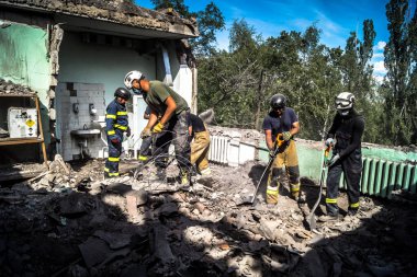 Kharkiv, Ukrayna, 25 Temmuz 2025. İtfaiyeciler, KAB hava bombasıyla vurulan Harkiv 'in hastanelerinden birine yapılan saldırıya yanıt verdiler. Hastane tamamen harap olmuştu. Hasar çok büyüktü..