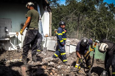 Kharkiv, Ukrayna, 25 Temmuz 2025. İtfaiyeciler, KAB hava bombasıyla vurulan Harkiv 'in hastanelerinden birine yapılan saldırıya yanıt verdiler. Hastane tamamen harap olmuştu. Hasar çok büyüktü..