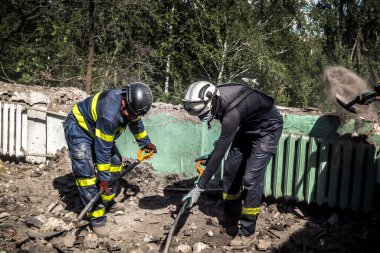 Kharkiv, Ukrayna, 25 Temmuz 2025. İtfaiyeciler, KAB hava bombasıyla vurulan Harkiv 'in hastanelerinden birine yapılan saldırıya yanıt verdiler. Hastane tamamen harap olmuştu. Hasar çok büyüktü..