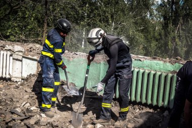 Kharkiv, Ukrayna, 25 Temmuz 2025. İtfaiyeciler, KAB hava bombasıyla vurulan Harkiv 'in hastanelerinden birine yapılan saldırıya yanıt verdiler. Hastane tamamen harap olmuştu. Hasar çok büyüktü..