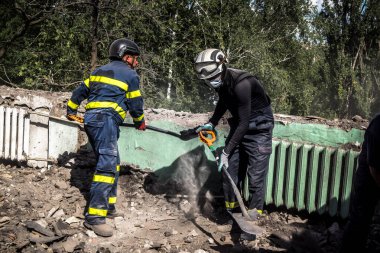 Kharkiv, Ukrayna, 25 Temmuz 2025. İtfaiyeciler, KAB hava bombasıyla vurulan Harkiv 'in hastanelerinden birine yapılan saldırıya yanıt verdiler. Hastane tamamen harap olmuştu. Hasar çok büyüktü..