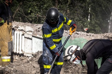 Kharkiv, Ukrayna, 25 Temmuz 2025. İtfaiyeciler, KAB hava bombasıyla vurulan Harkiv 'in hastanelerinden birine yapılan saldırıya yanıt verdiler. Hastane tamamen harap olmuştu. Hasar çok büyüktü..