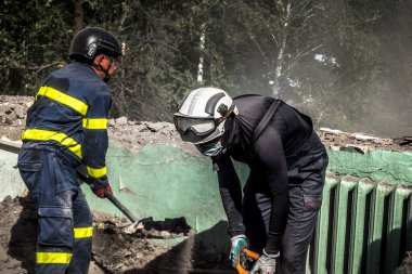 Kharkiv, Ukrayna, 25 Temmuz 2025. İtfaiyeciler, KAB hava bombasıyla vurulan Harkiv 'in hastanelerinden birine yapılan saldırıya yanıt verdiler. Hastane tamamen harap olmuştu. Hasar çok büyüktü..