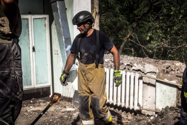 Kharkiv, Ukrayna, 25 Temmuz 2025. İtfaiyeciler, KAB hava bombasıyla vurulan Harkiv 'in hastanelerinden birine yapılan saldırıya yanıt verdiler. Hastane tamamen harap olmuştu. Hasar çok büyüktü..