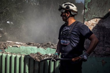 Kharkiv, Ukrayna, 25 Temmuz 2025. İtfaiyeciler, KAB hava bombasıyla vurulan Harkiv 'in hastanelerinden birine yapılan saldırıya yanıt verdiler. Hastane tamamen harap olmuştu. Hasar çok büyüktü..