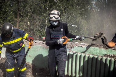 Kharkiv, Ukrayna, 25 Temmuz 2025. İtfaiyeciler, KAB hava bombasıyla vurulan Harkiv 'in hastanelerinden birine yapılan saldırıya yanıt verdiler. Hastane tamamen harap olmuştu. Hasar çok büyüktü..