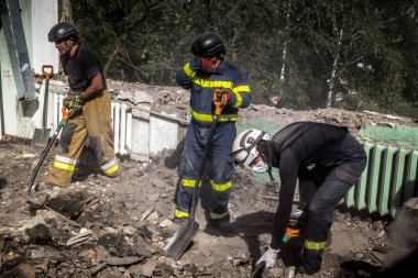 Kharkiv, Ukrayna, 25 Temmuz 2025. İtfaiyeciler, KAB hava bombasıyla vurulan Harkiv 'in hastanelerinden birine yapılan saldırıya yanıt verdiler. Hastane tamamen harap olmuştu. Hasar çok büyüktü..