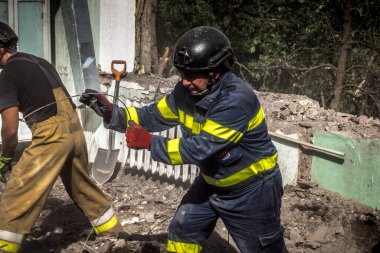 Kharkiv, Ukrayna, 25 Temmuz 2025. İtfaiyeciler, KAB hava bombasıyla vurulan Harkiv 'in hastanelerinden birine yapılan saldırıya yanıt verdiler. Hastane tamamen harap olmuştu. Hasar çok büyüktü..