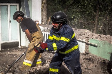 Kharkiv, Ukrayna, 25 Temmuz 2025. İtfaiyeciler, KAB hava bombasıyla vurulan Harkiv 'in hastanelerinden birine yapılan saldırıya yanıt verdiler. Hastane tamamen harap olmuştu. Hasar çok büyüktü..