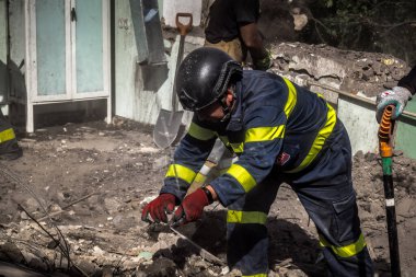 Kharkiv, Ukrayna, 25 Temmuz 2025. İtfaiyeciler, KAB hava bombasıyla vurulan Harkiv 'in hastanelerinden birine yapılan saldırıya yanıt verdiler. Hastane tamamen harap olmuştu. Hasar çok büyüktü..