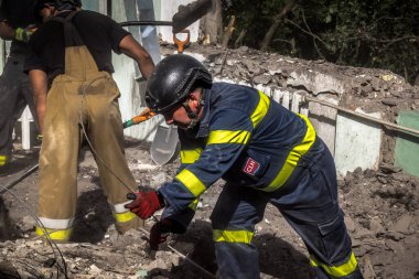 Kharkiv, Ukrayna, 25 Temmuz 2025. İtfaiyeciler, KAB hava bombasıyla vurulan Harkiv 'in hastanelerinden birine yapılan saldırıya yanıt verdiler. Hastane tamamen harap olmuştu. Hasar çok büyüktü..