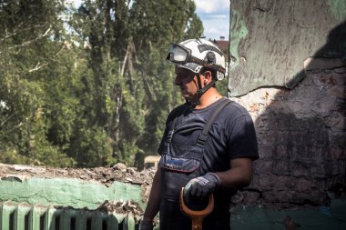 Kharkiv, Ukrayna, 25 Temmuz 2025. İtfaiyeciler, KAB hava bombasıyla vurulan Harkiv 'in hastanelerinden birine yapılan saldırıya yanıt verdiler. Hastane tamamen harap olmuştu. Hasar çok büyüktü..