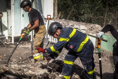 Kharkiv, Ukrayna, 25 Temmuz 2025. İtfaiyeciler, KAB hava bombasıyla vurulan Harkiv 'in hastanelerinden birine yapılan saldırıya yanıt verdiler. Hastane tamamen harap olmuştu. Hasar çok büyüktü..