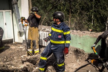 Kharkiv, Ukrayna, 25 Temmuz 2025. İtfaiyeciler, KAB hava bombasıyla vurulan Harkiv 'in hastanelerinden birine yapılan saldırıya yanıt verdiler. Hastane tamamen harap olmuştu. Hasar çok büyüktü..