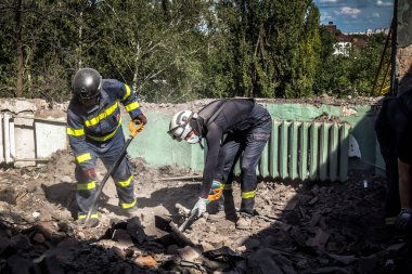 Kharkiv, Ukrayna, 25 Temmuz 2025. İtfaiyeciler, KAB hava bombasıyla vurulan Harkiv 'in hastanelerinden birine yapılan saldırıya yanıt verdiler. Hastane tamamen harap olmuştu. Hasar çok büyüktü..