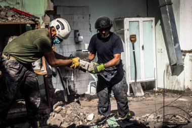 Kharkiv, Ukrayna, 25 Temmuz 2025. İtfaiyeciler, KAB hava bombasıyla vurulan Harkiv 'in hastanelerinden birine yapılan saldırıya yanıt verdiler. Hastane tamamen harap olmuştu. Hasar çok büyüktü..